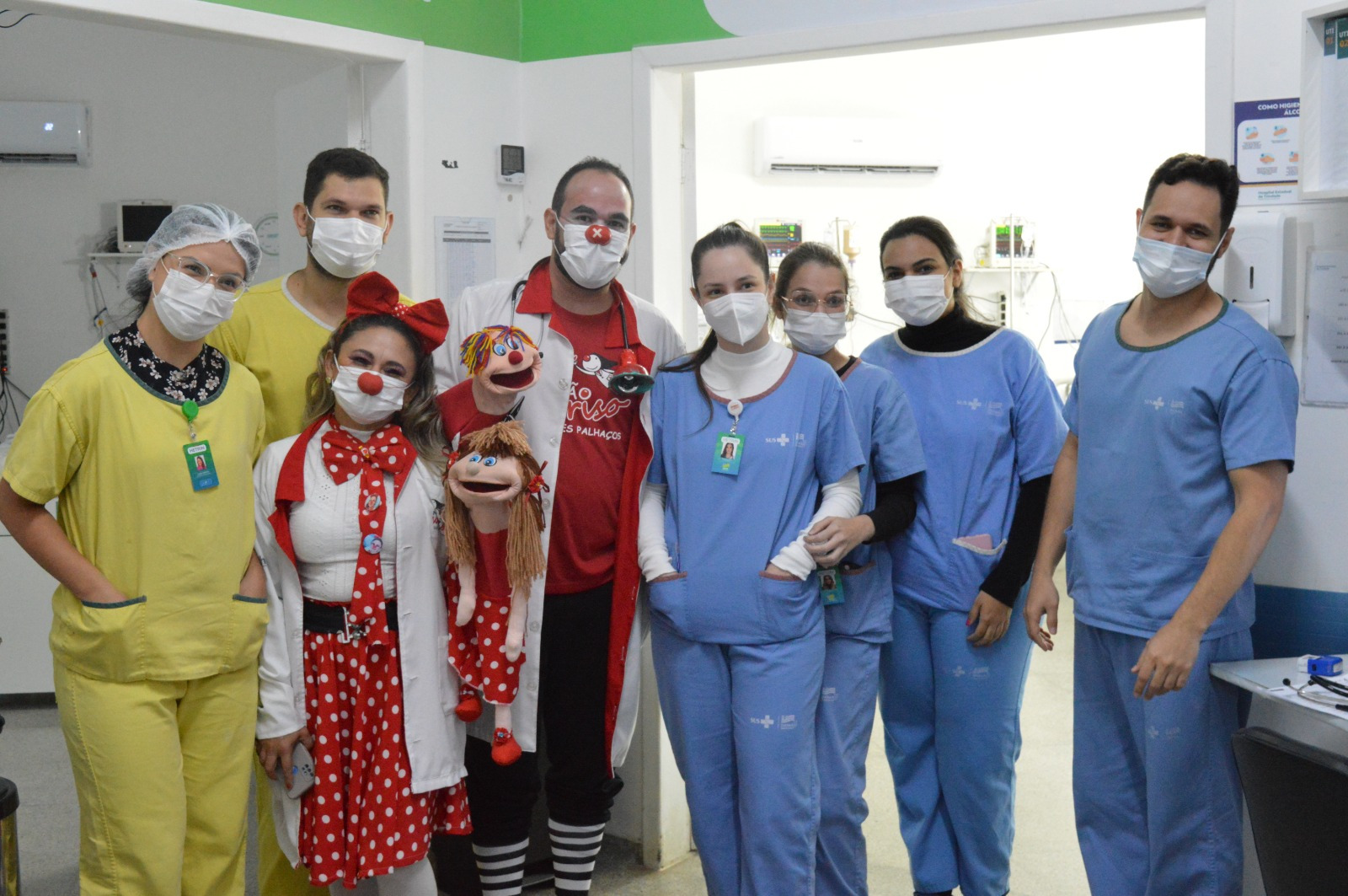 Equipe e colaboradores do Hetrin com o grupo voluntário Missão Sorriso