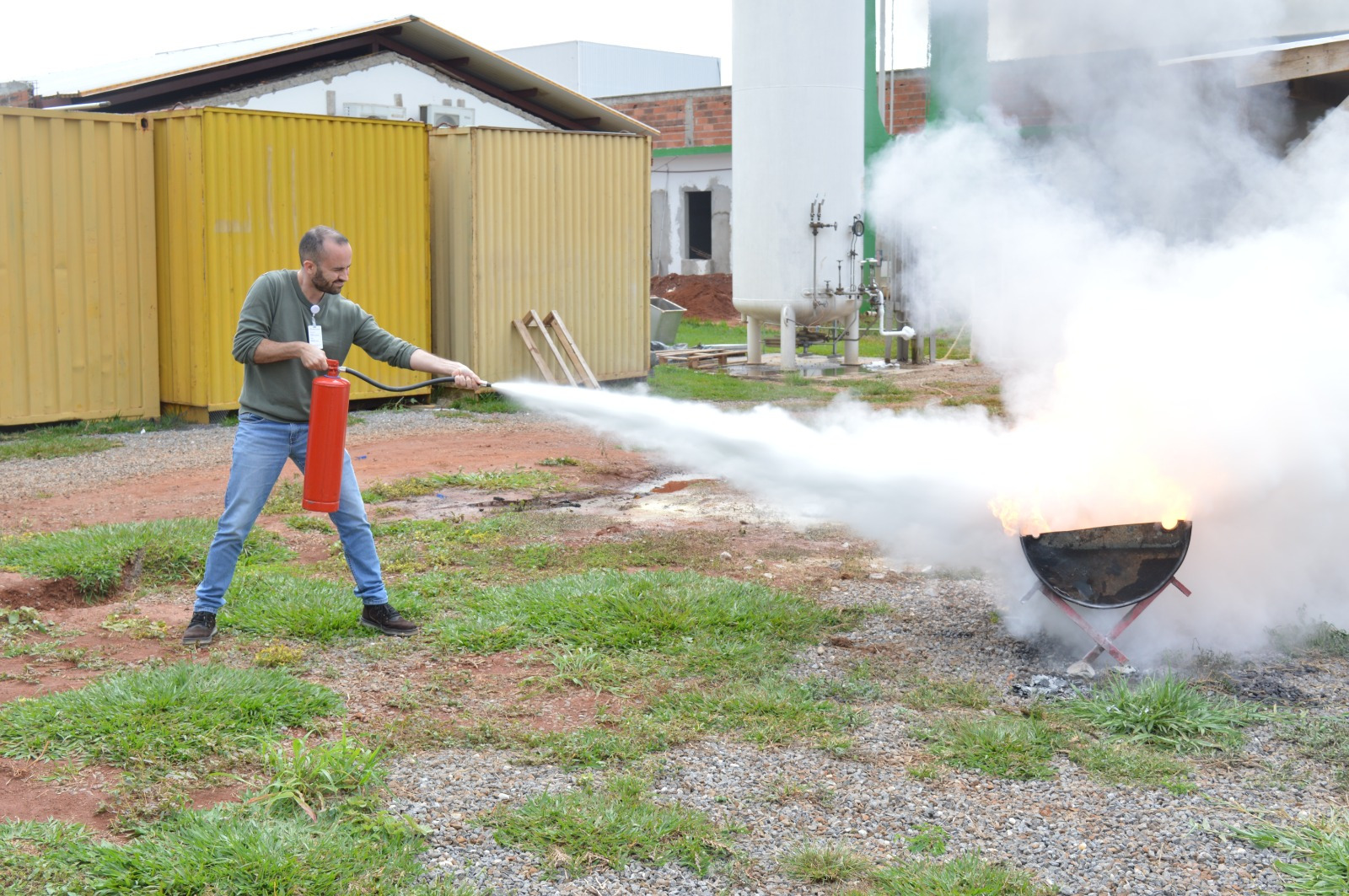 Colaboradores do Hetrin participam de treinamento para atuar em brigada de incêndio