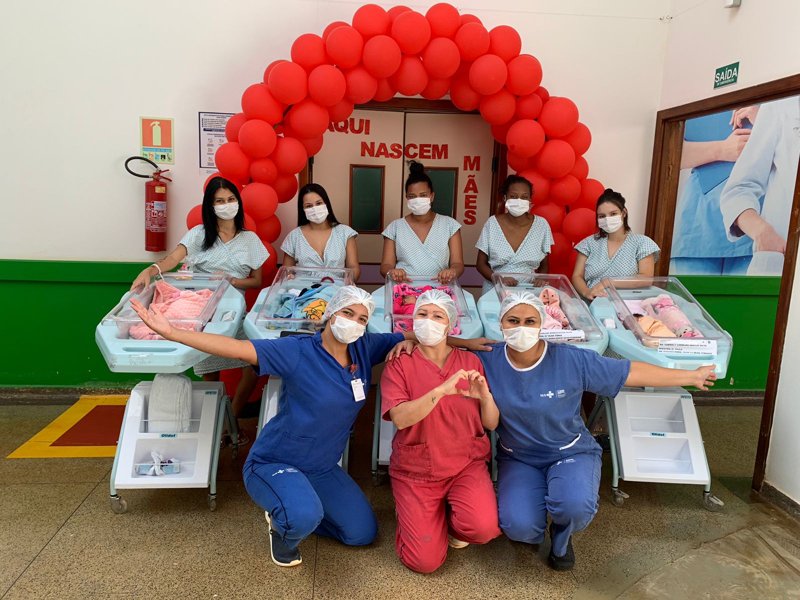 Equipe de enfermagem do HEF na campanha do Agosto Dourado em Goiás