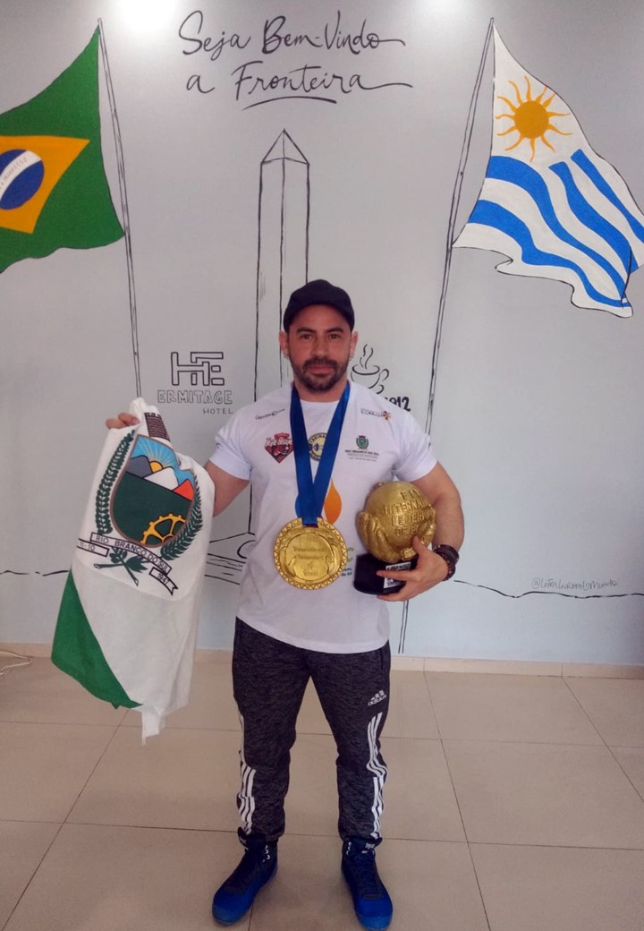 Júlio Ferraz é campeão de Power Bíceps no Uruguai