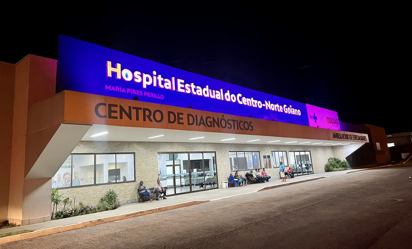 Fachada do HCN iluminada em alusão à campanha Outubro