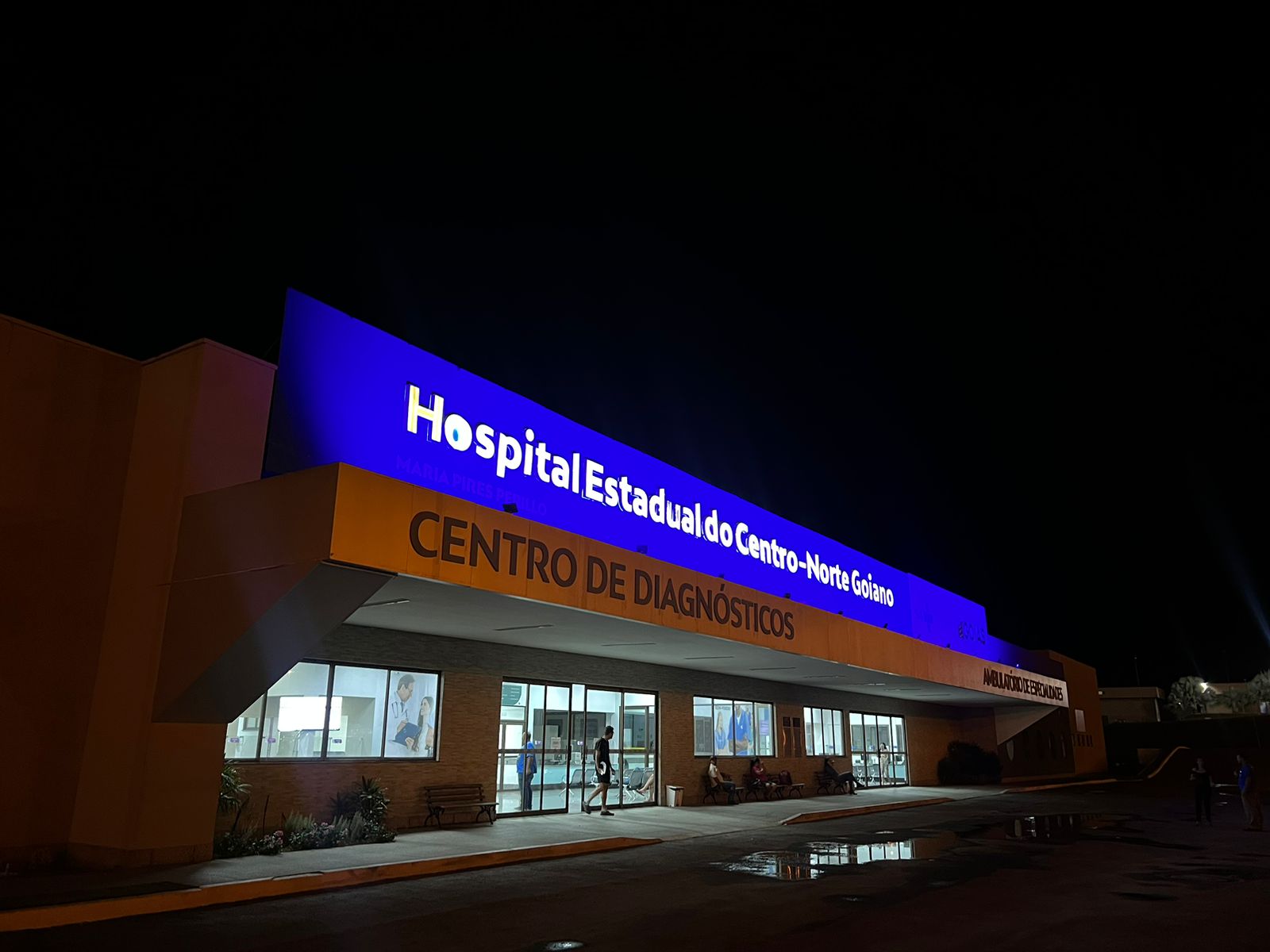 Fachada do HCN iluminada de azul, em alusão à campanha Novembro Azul